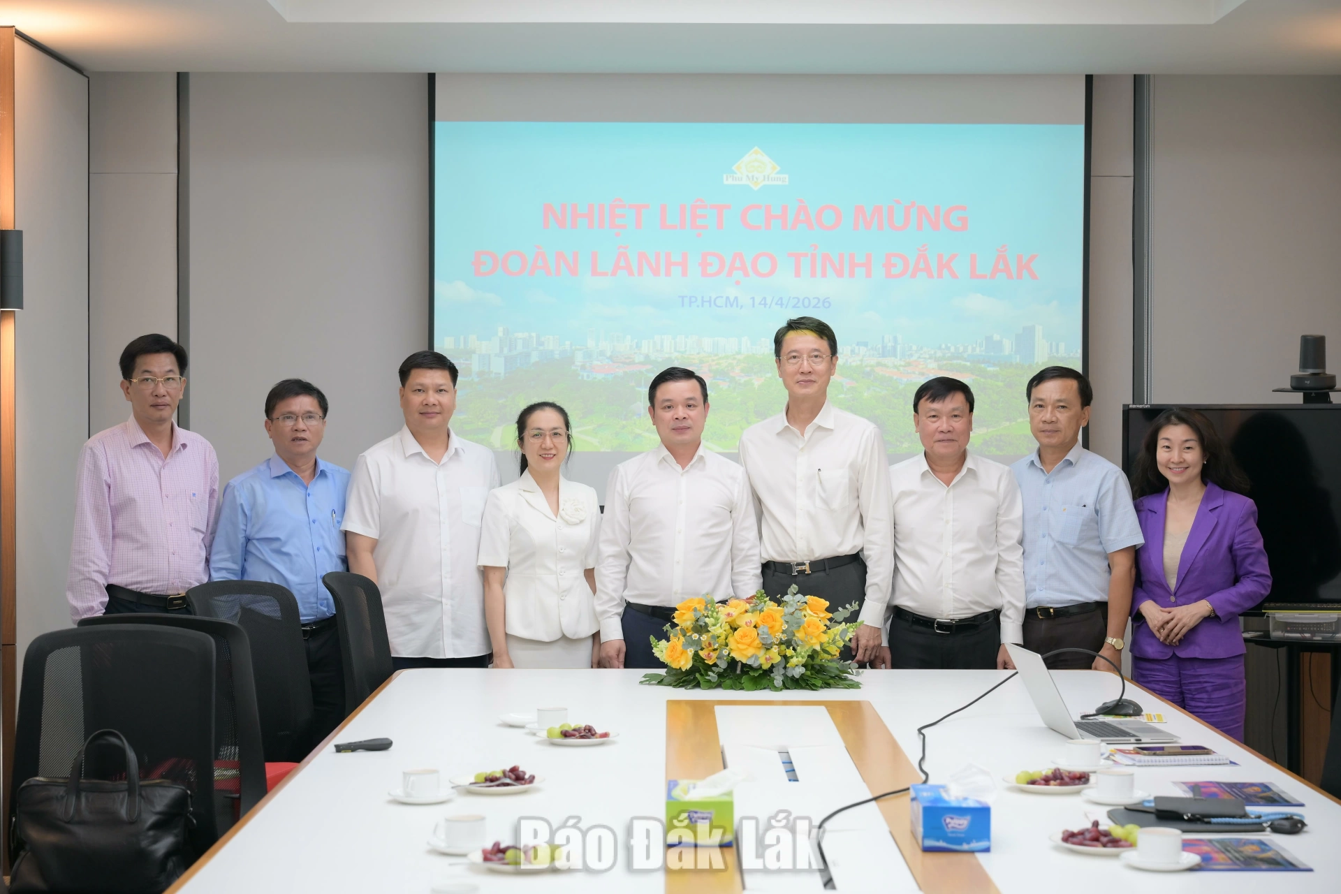 Đoàn công tác của UBND tỉnh và Công ty TNHH Phát triển Phú Mỹ Hưng chụp ảnh lưu niệm. Ảnh: Sở Công Thương