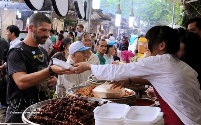 Vietnamese and international tourists increasingly prioritise local cuisine when choosing destinations. (Photo: VNA)