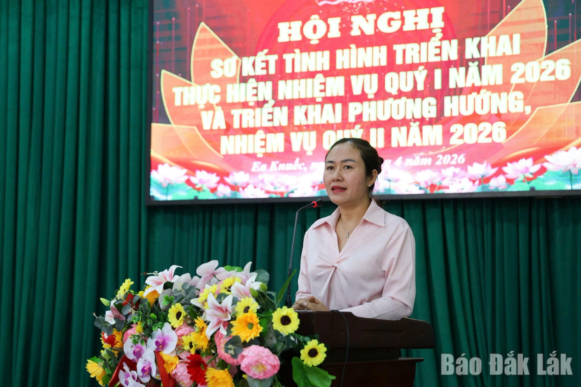 Đồng chí Ngô Thị Minh Trinh, Bí thư Đảng ủy, Chủ tịch HĐND xã phát biểu tại hội nghị.