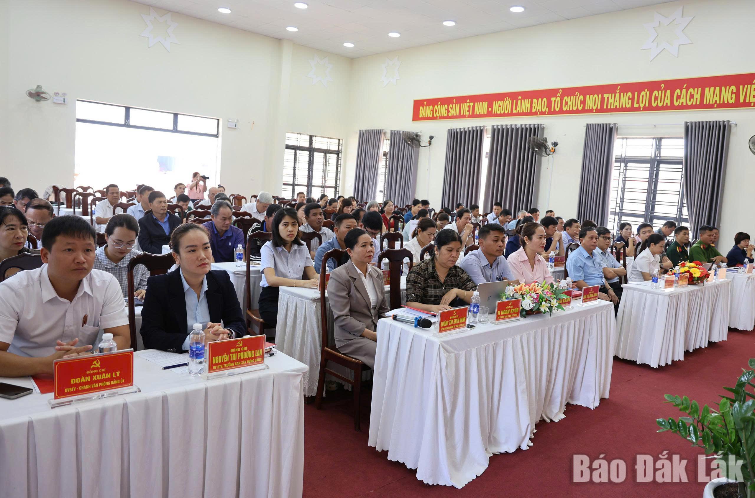 Các đại biểu tham dự hội nghị.