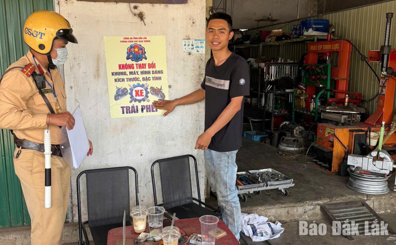 Cán bộ Tổ Cảnh sát giao thông địa bàn Ea Kar tuyên truyền chủ tiệm xe không tiếp tay cho xe độ chế.