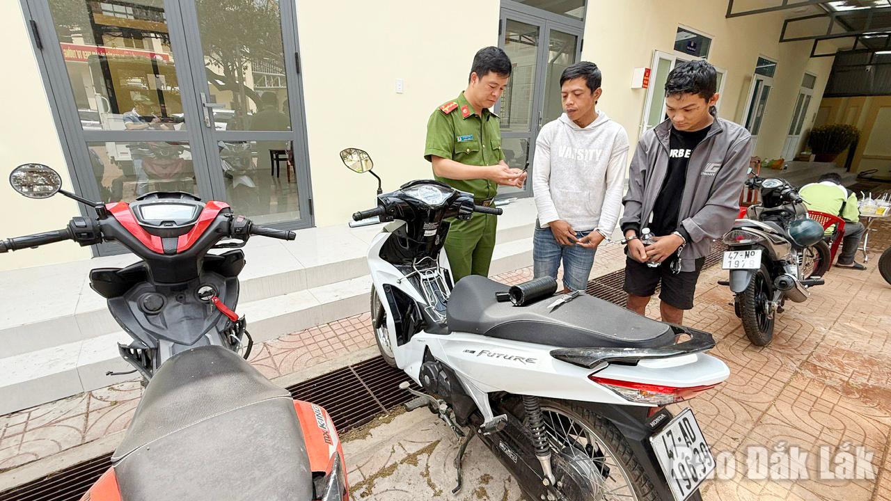 Hai đối tượng trộm xe máy bị bắt giữ.