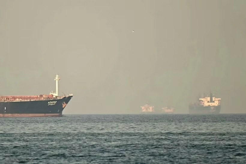 Tàu chở hàng và tàu chở dầu ngoài khơi thành phố Fujairah, thuộc eo biển Hormuz ngày 25/2/2026. Ảnh: AFP