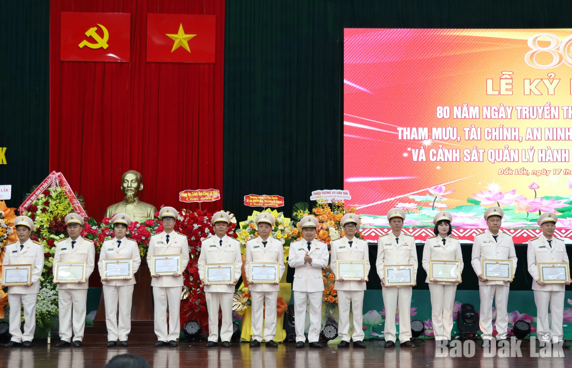 Các tập thể, cá nhân có thành tích xuất sắc được Bộ Công an, Chủ tịch UBND tỉnh tặng Bằng khen.