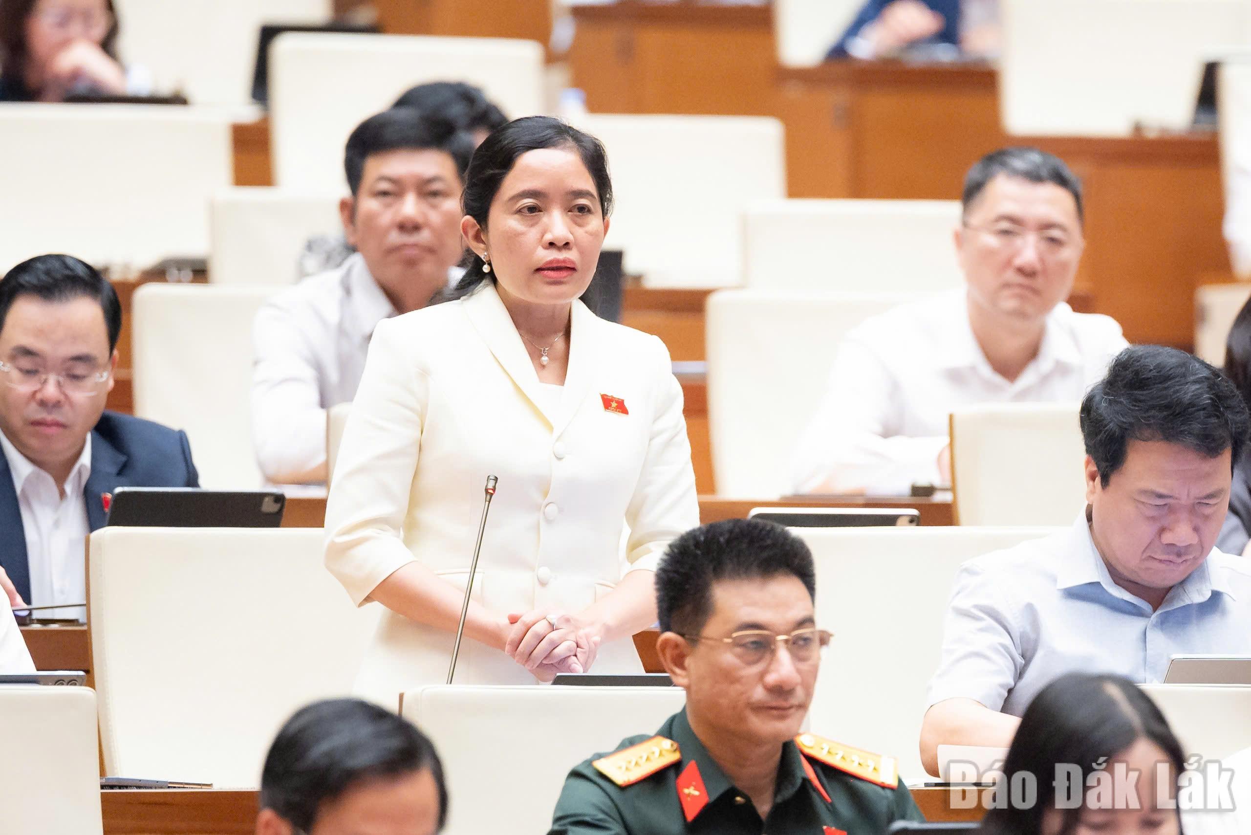 Đại biểu Lê Thị Thanh Xuân, Tỉnh ủy viên, Giám đốc Sở GD-ĐT Đắk Lắk phát biểu tại phiên thảo luận. Ảnh: Đoàn ĐBQH tỉnh cung cấp