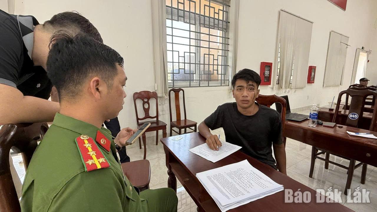 Đối tượng Y Gin Ta Byă tại cơ quan công an.