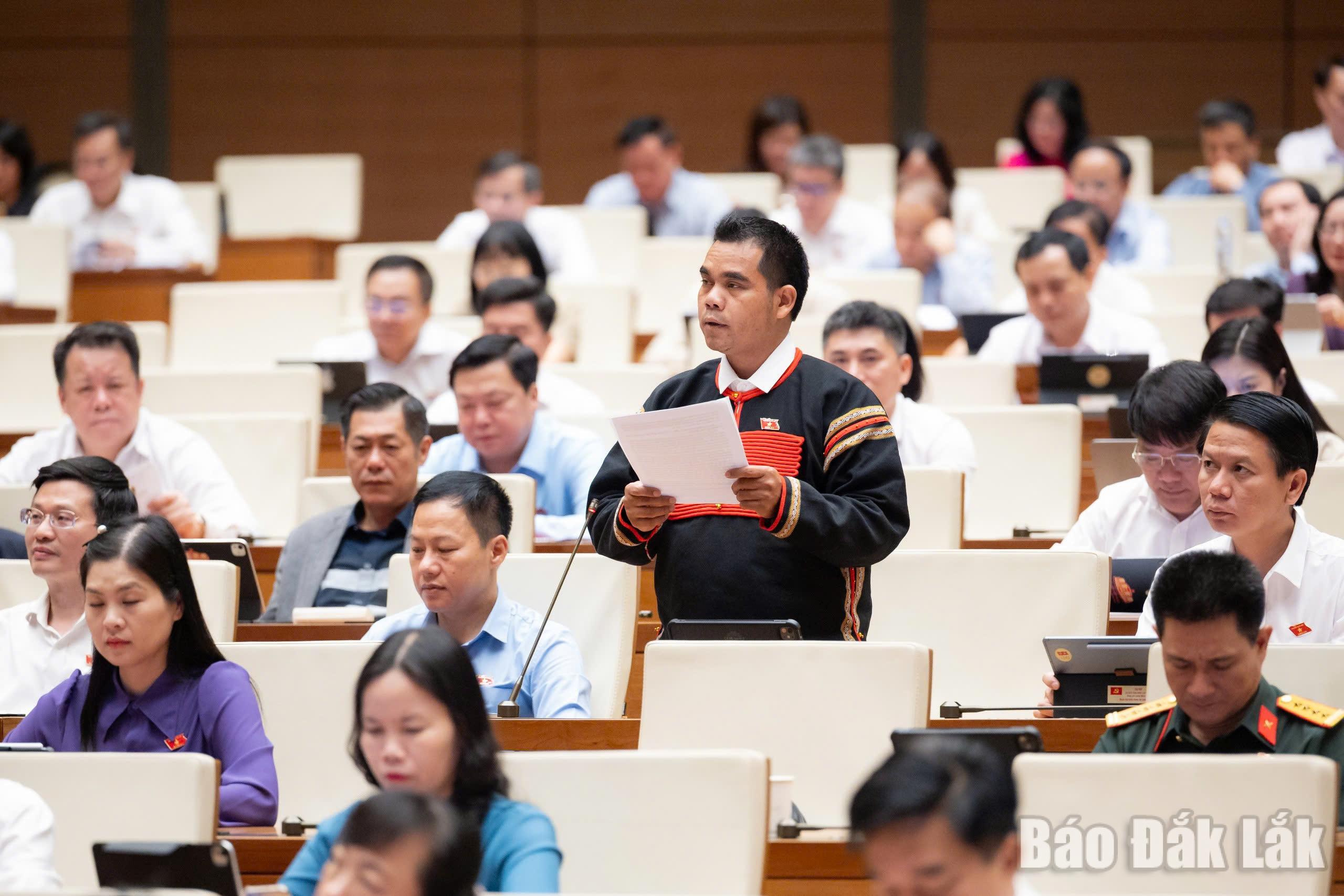 Đại biểu Y Bhen Kđoh, Đoàn Ca múa dân tộc, Sở Văn hóa, Thể thao và Du lịch Đắk Lắk phát biểu thảo luận. Ảnh: Đoàn ĐBQH tỉnh cung cấp