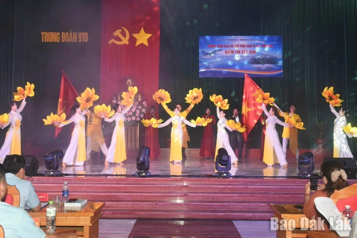 Sôi nổi chương trình giao lưu “Niềm tin sắt son” tại Trung đoàn 910