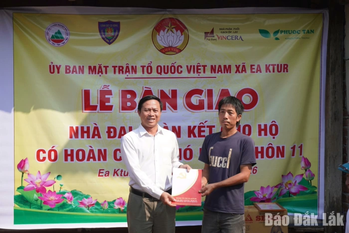 Xã Ea Ktur bàn giao nhà Đại đoàn kết tặng gia đình có hoàn cảnh khó khăn