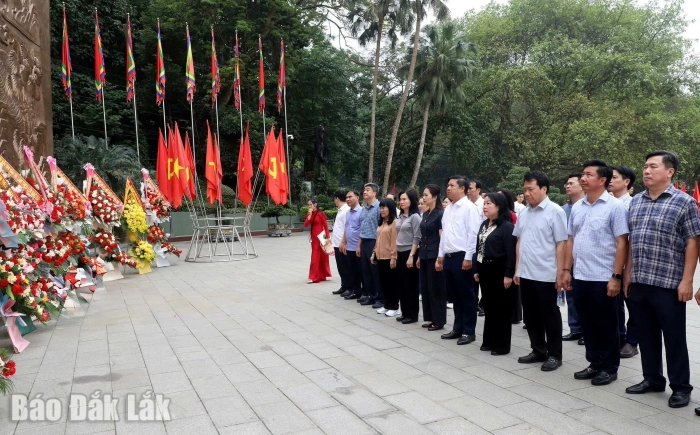 Đoàn công tác Ban Thường vụ Tỉnh ủy Đắk Lắk dâng hương tưởng niệm các Vua Hùng