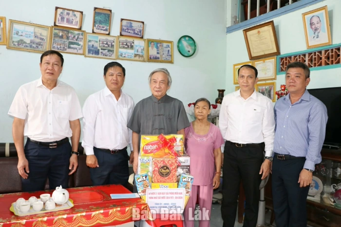 Provincial Party Secretary, comrade Luong Nguyen Minh Triet visits and presents gifts to policy beneficiary families on the occasion of April 30