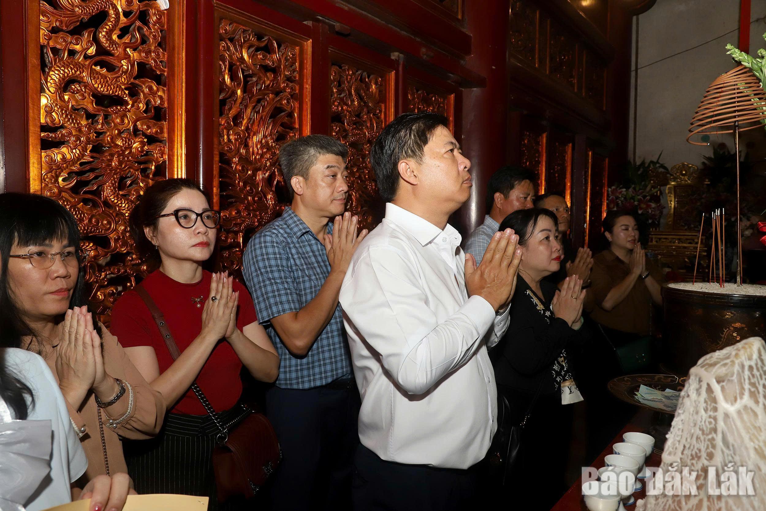 Đoàn đại biểu Ban Thường vụ Tỉnh ủy Đắk Lắk thành kính dâng hương tưởng niệm các Vua Hùng tại Điện Kính Thiên trên núi Nghĩa Lĩnh.