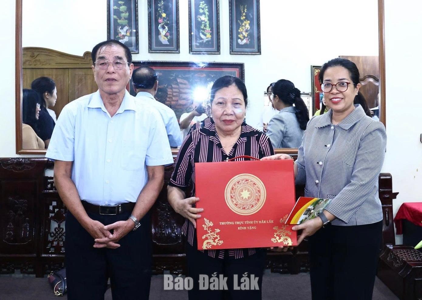 Phó Bí thư Tỉnh ủy Đắk Lắk Huỳnh Thị Chiến Hòa trao quà tặng thương binh Trần Văn Đồng, tổ dân phố Thanh Giã 2, phường Vĩnh Phúc.