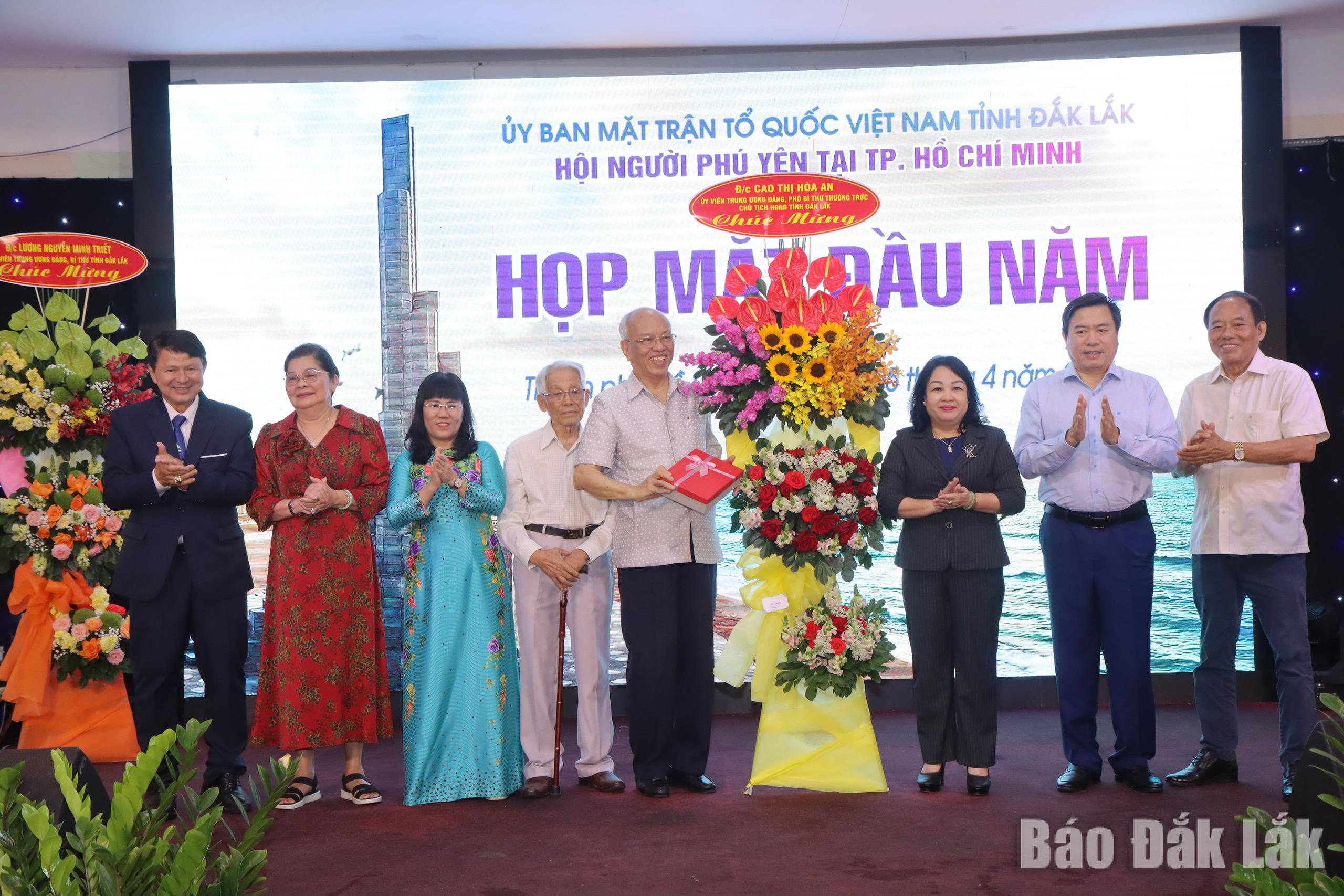 Các đồng chí: Cao Thị Hòa An, Hồ Thị Nguyên Thảo và Trần Hữu Thế tặng hoa chúc mừng Hội người Phú Yên tại TP. Hồ Chí Minh đầu năm mới. Ảnh: Huỳnh Viện