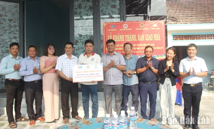 Khánh thành, bàn giao nhà cho hộ dân bị thiệt hại do mưa lũ ở xã Hòa Mỹ