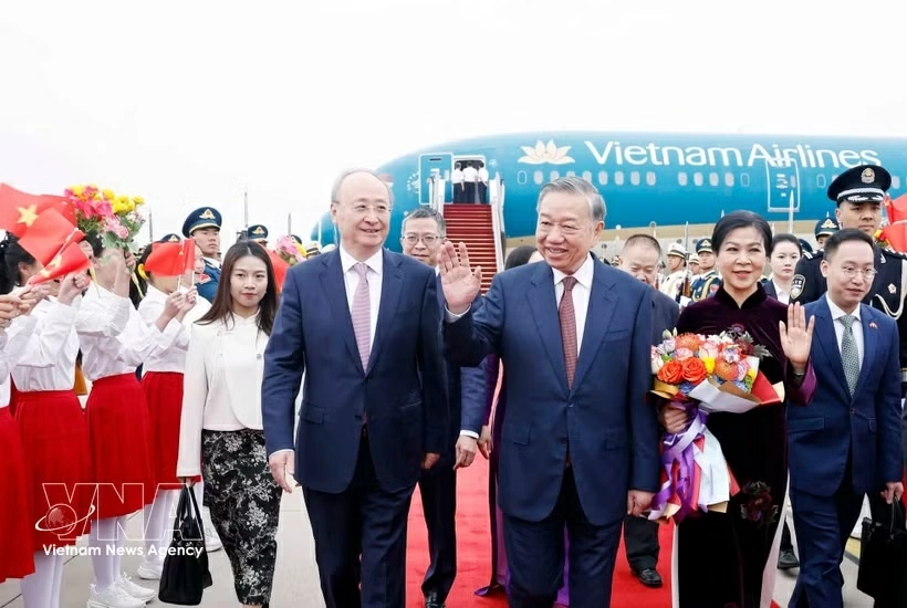 General Secretary of the Communist Party of Vietnam (CPV) Central Committee and State President To Lam and his spouse Ngo Phuong Ly are welcomed at Beijing Capital International Airport on April 14 morning. (Photo: VNA)