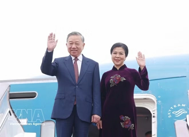 General Secretary of the Communist Party of Vietnam (CPV) Central Committee and State President To Lam and his spouse Ngo Phuong Ly arrive in Beijing on April 14 morning. (Photo: VNA)