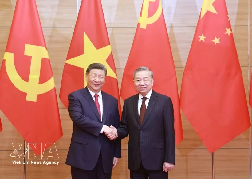 Party General Secretary To Lam (R) welcomes Party General Secretary and President of China Xi Jinping in Hanoi in April 2025. (Photo: VNA)