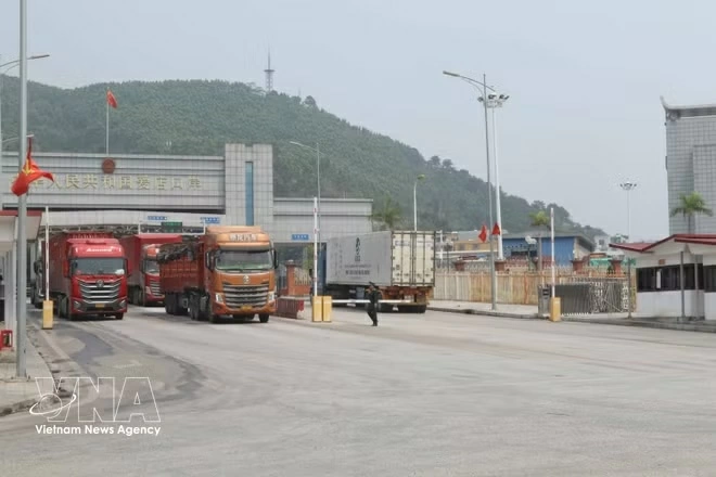 Vehicles transporting import-export goods pass through Chi Ma border gate in Lang Son. (Photo: VNA)