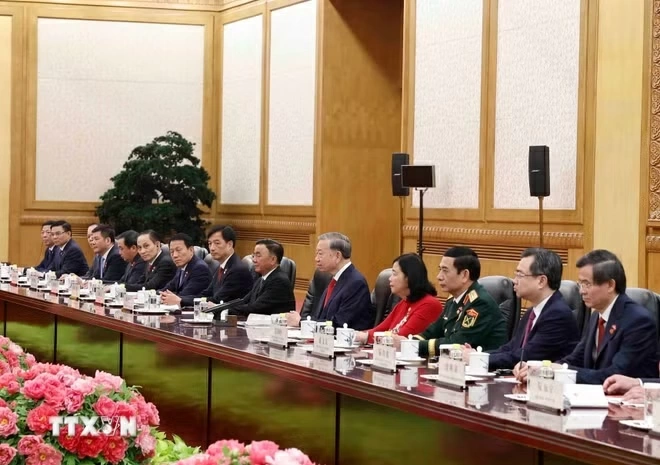 Tổng Bí thư, Chủ tịch nước Tô Lâm và thành viên Đoàn cấp cao Việt Nam tại cuộc hội đàm với Tổng Bí thư, Chủ tịch nước Trung Quốc Tập Cận Bình và Đoàn cấp cao Trung Quốc. Ảnh: TTXVN