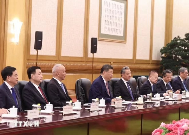 Tổng Bí thư, Chủ tịch nước Trung Quốc Tập Cận Bình và thành viên Đoàn cấp cao Trung Quốc tại cuộc hội đàm với Tổng Bí thư, Chủ tịch nước Tô Lâm và Đoàn cấp cao Việt Nam. Ảnh: TTXVN