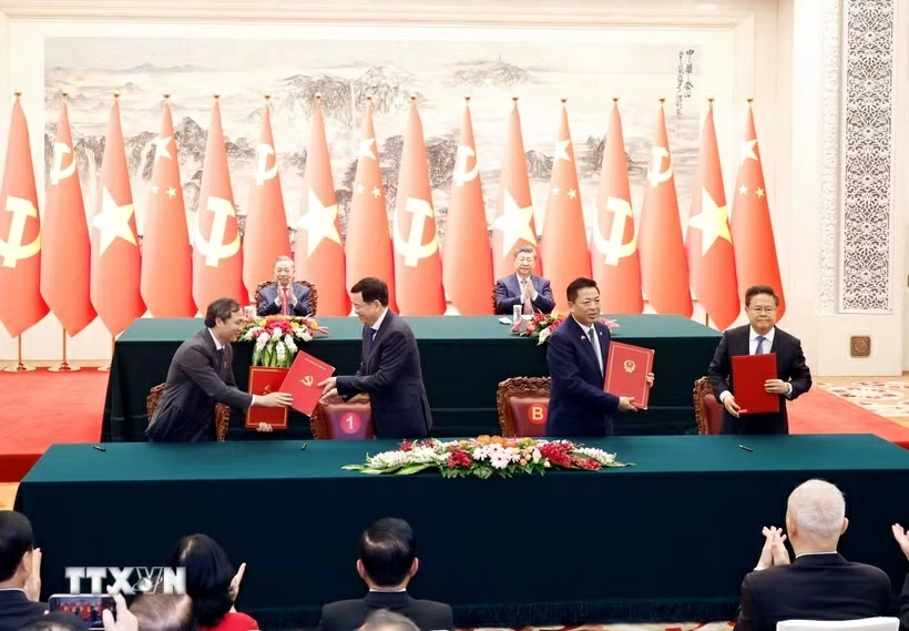 Lễ ký Bản ghi nhớ hợp tác giữa Ban Tổ chức Trung ương Đảng Cộng sản Việt Nam và Ban Tổ chức Trung ương Đảng Cộng sản Trung Quốc và ký Bản ghi nhớ giữa Bộ Xây dựng Việt Nam và Ủy ban Phát triển và Cải cách Quốc gia Trung Quốc về triển khai hợp tác đào tạo đường sắt để tăng cường năng lực cho nhân lực đường sắt Việt Nam. Ảnh: TTXVN