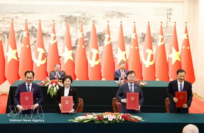 Top Vietnamese, Chinese leaders witness signing of numerous cooperation documents