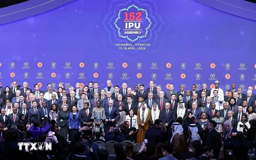 Chủ tịch Quốc hội Trần Thanh Mẫn với trưởng đoàn các nước chụp ảnh chung. Ảnh: TTXVN