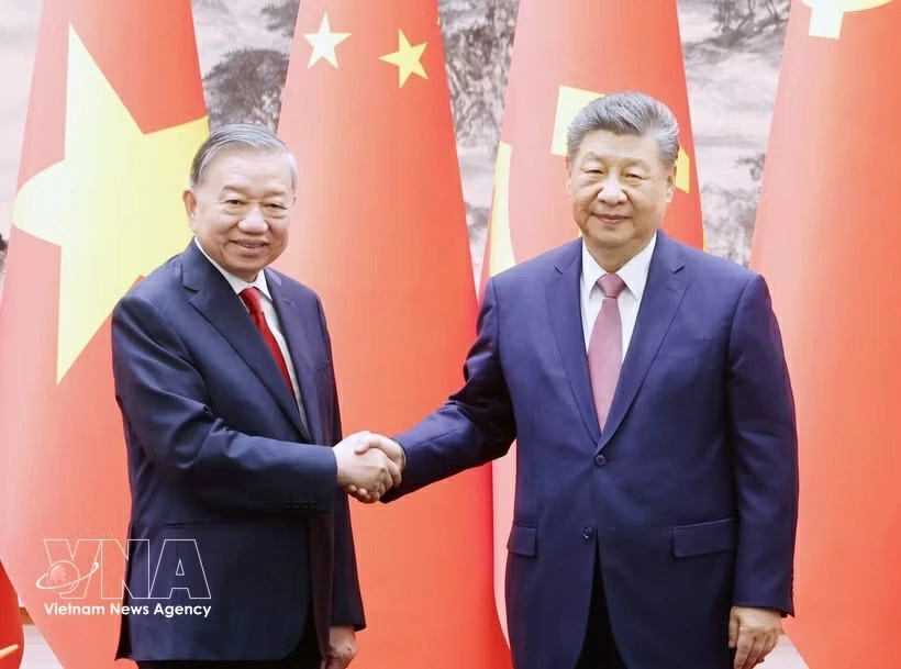General Secretary of the Communist Party of China (CPC) Central Committee and President Xi Jinping (R) welcomes General Secretary of the Communist Party of Vietnam (CPV) Central Committee and State President To Lam. (Photo: VNA)