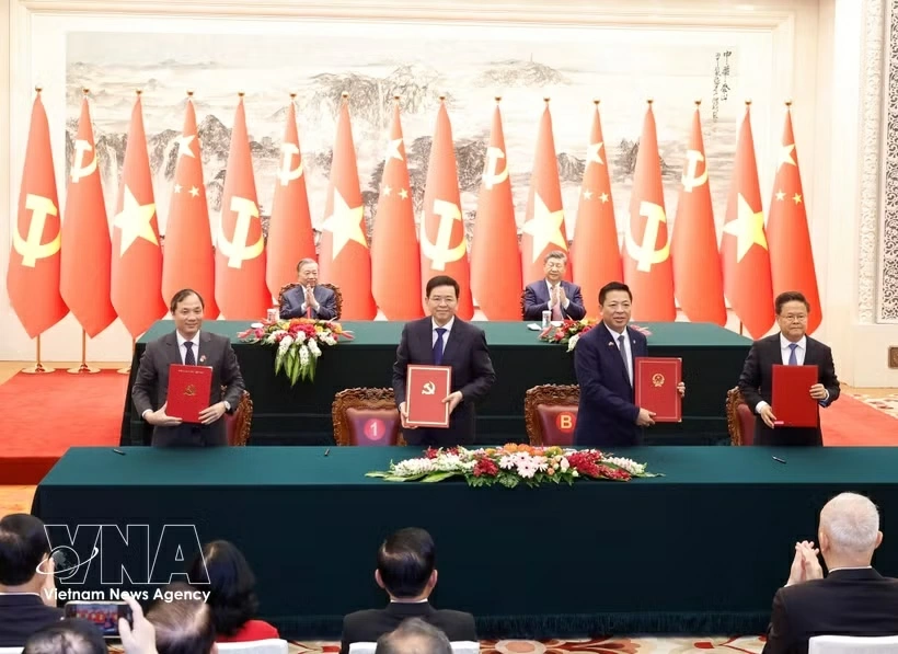 Officials sign cooperation documents in the presence of Party General Secretary and President of Vietnam To Lam, and his Chinese counterpart Xi Jinping on April 15, 2026. (Photo: VNA)