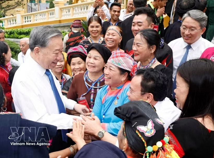 Party General Secretary and State President To Lam meets with village elders, community leaders, artisans, and prominent figures of ethnic minorities from nationwide in Hanoi on April 18. (Photo: VNA)