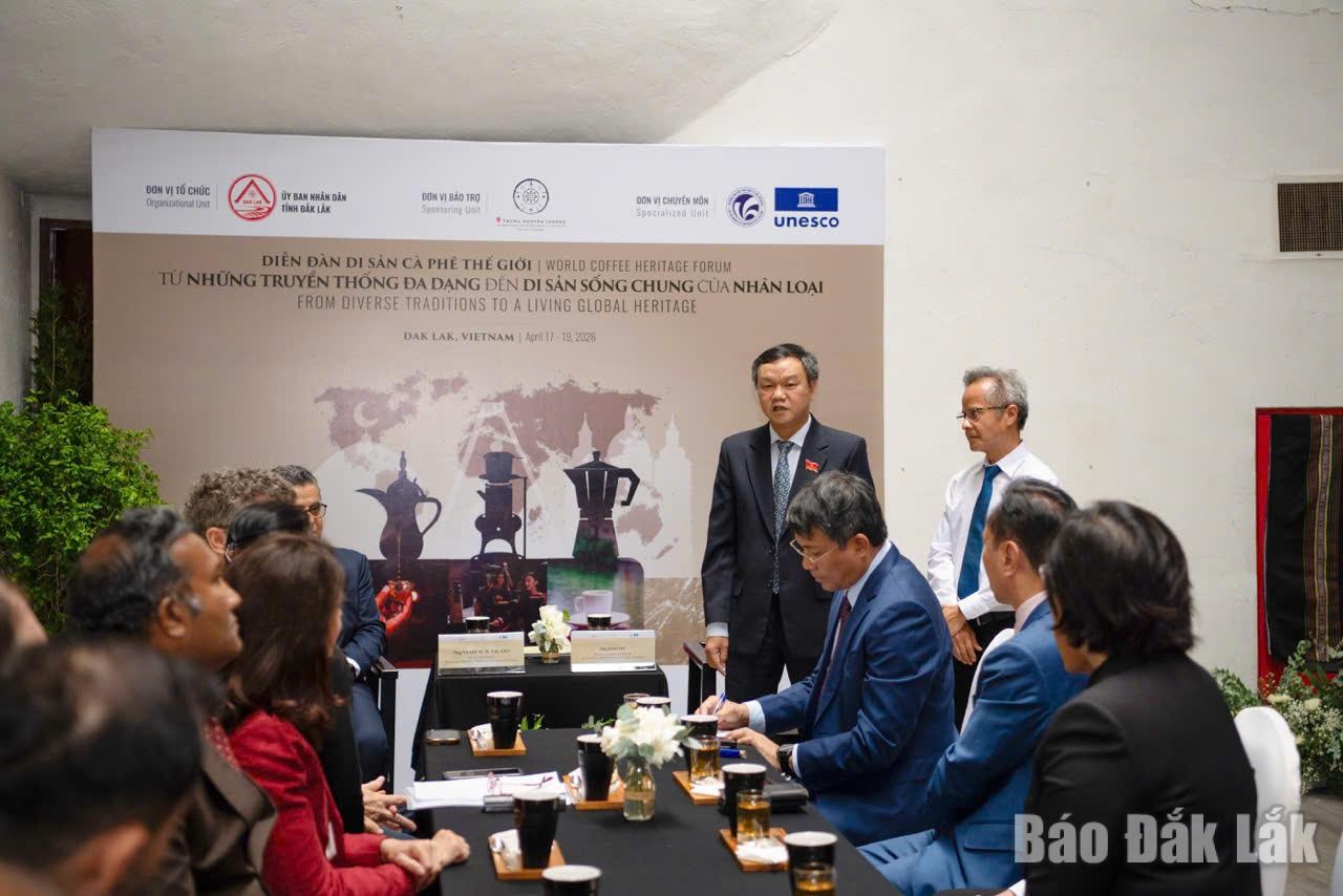 PPC Vice Chairman, comrade Dao My meeting with ambassadors, consuls general from leading coffee-producing countries, along with international delegates within the forum framework.