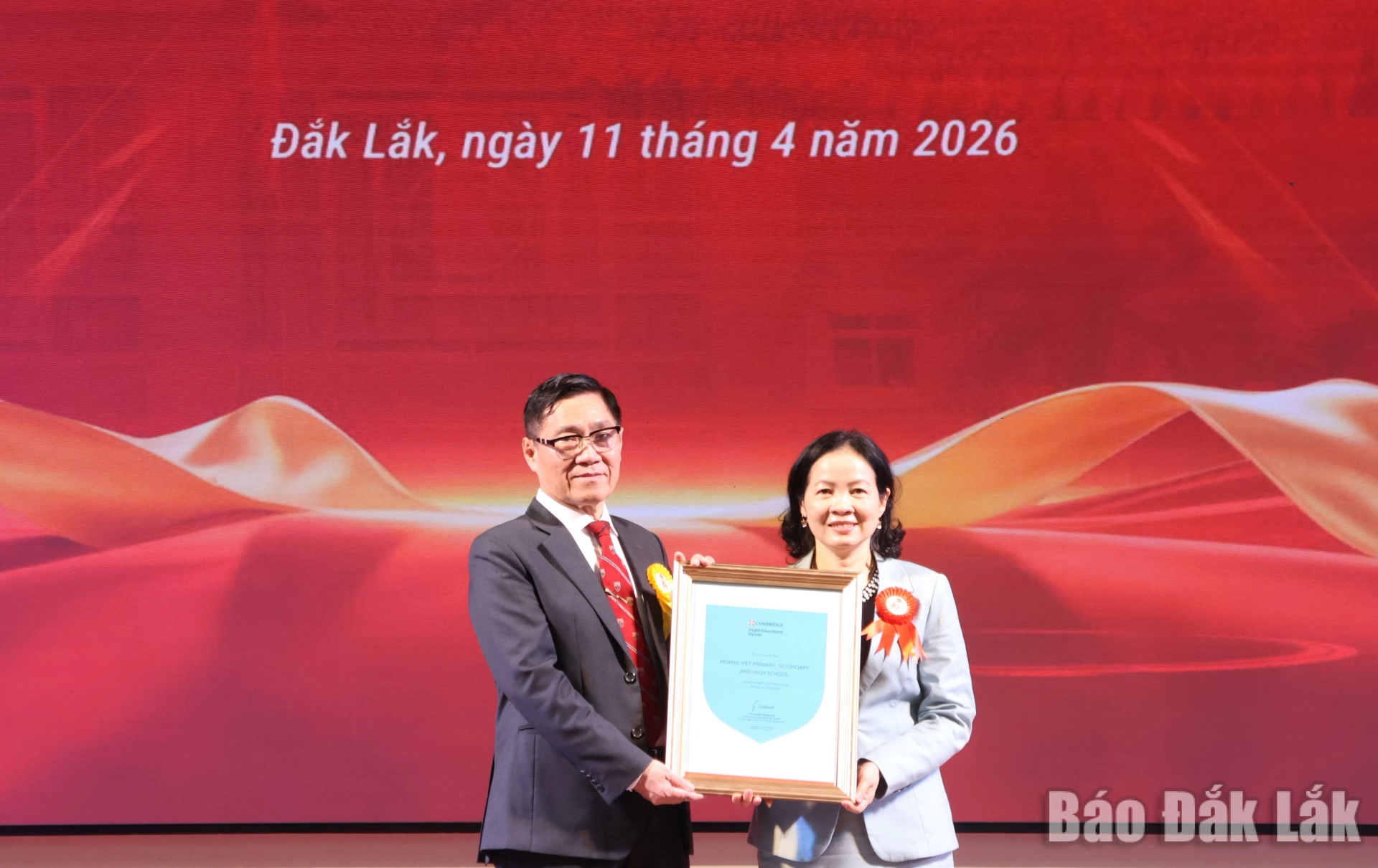 Tập thể Trường Tiểu học, THCS và THPT Hoàng Việt nhận chứng nhận Cambridge
English Educational Partner