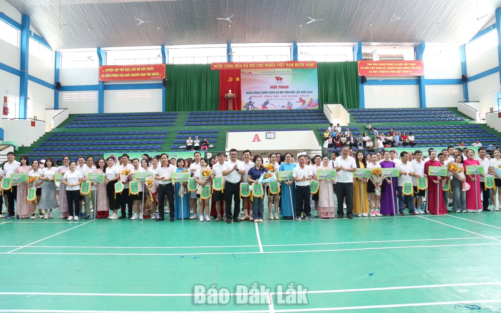 Ban tổ chức trao cờ lưu niệm cho các đoàn vận đông viên tham gia hội thao.