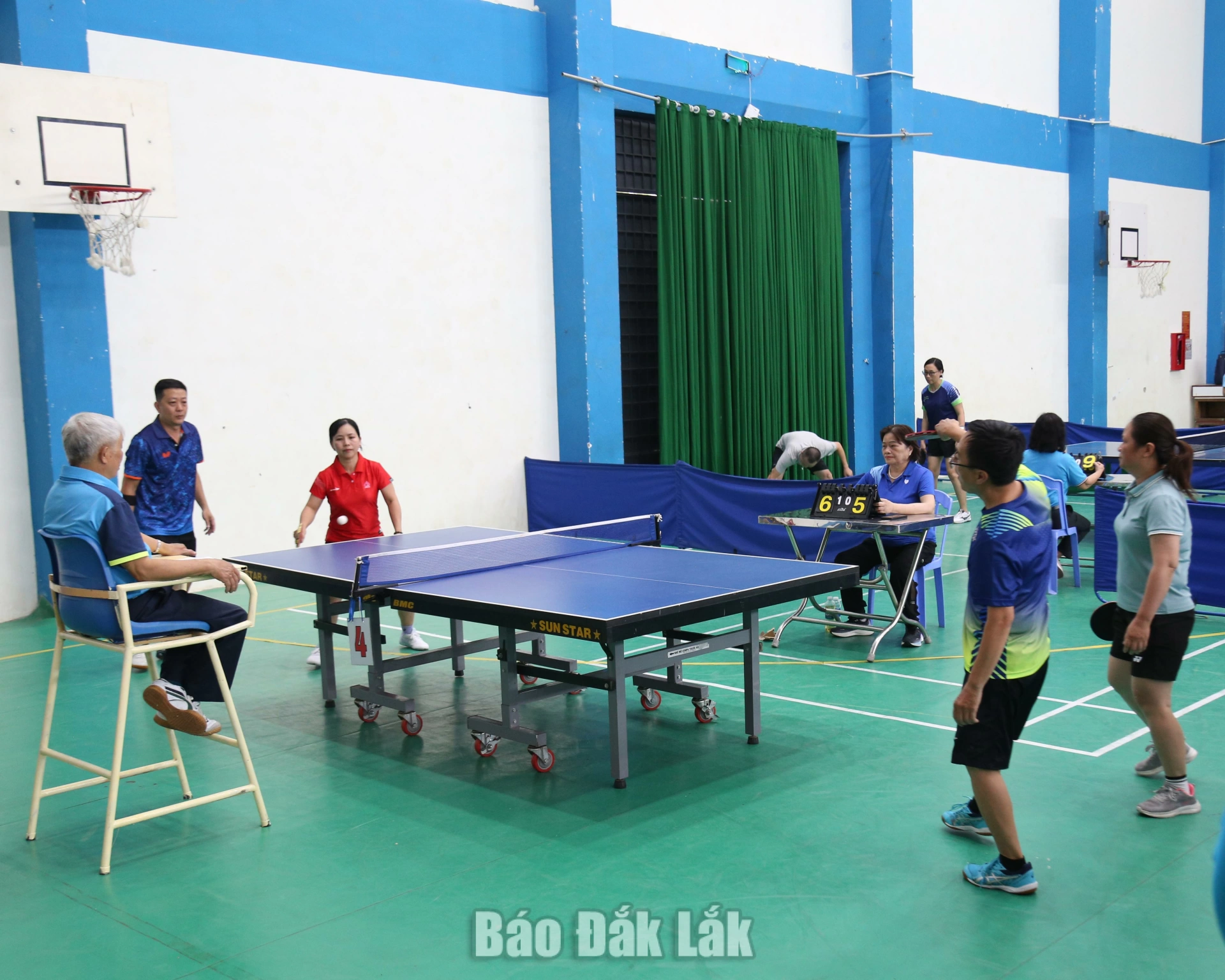 Một trận đấu ở nội dung đôi nam nữ môn bóng bàn.