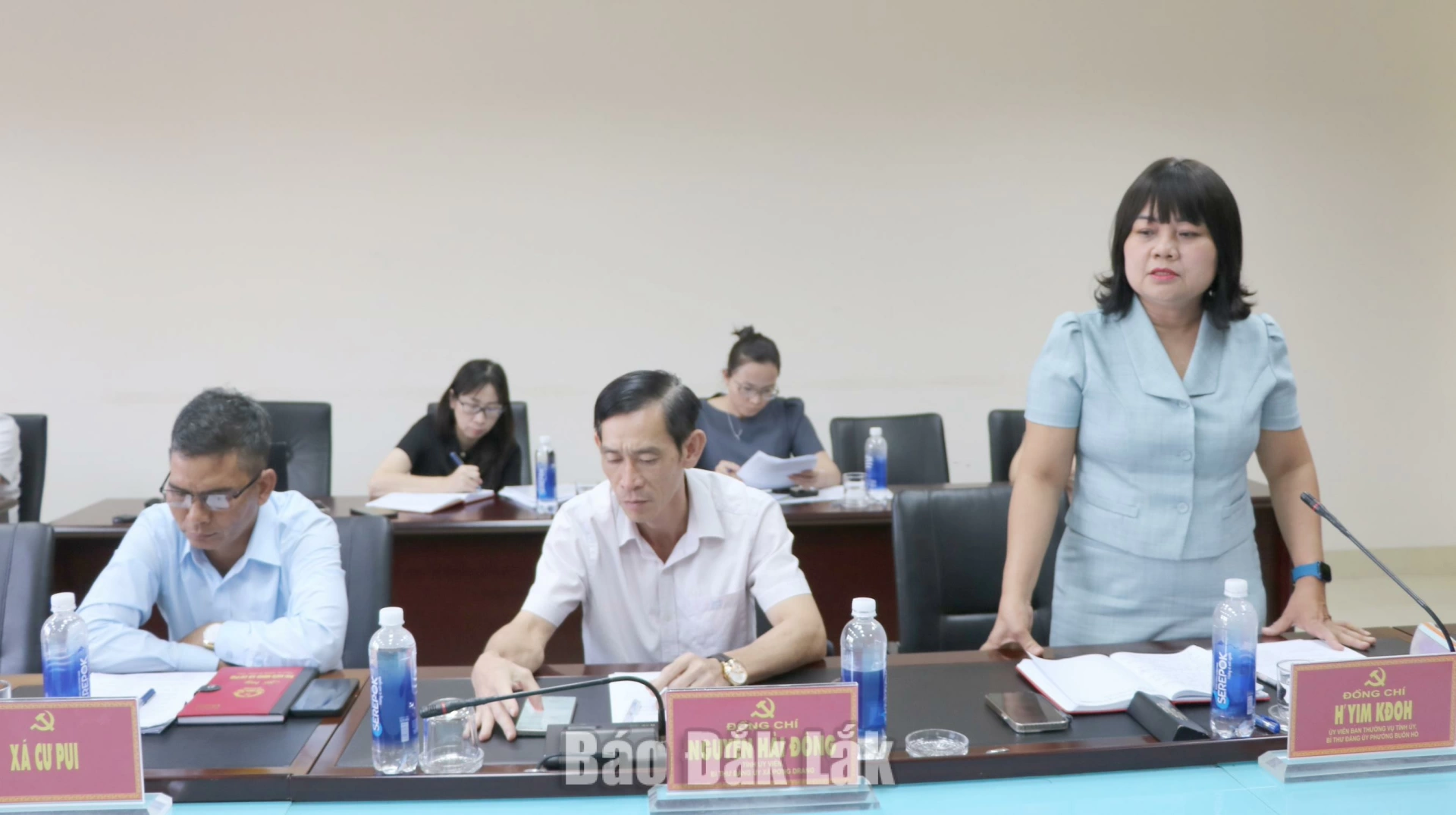 Đồng chí H’Yim Kđoh, Ủy viên Ban Thường vụ Tỉnh ủy, Bí thư Đảng ủy, Chủ tịch HĐND phường Buôn Hồ phát biểu tại hội nghị.