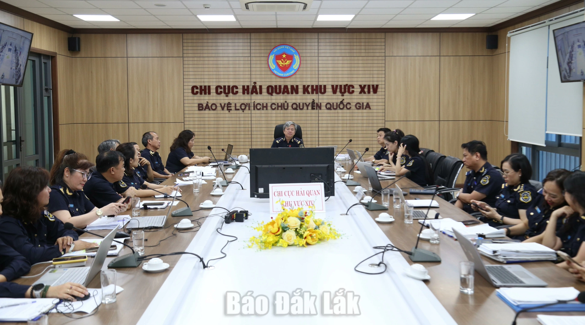 Lãnh đạo và các đơn vị trực thuộc Chi cục Hải quan khu vực XIV dự hội nghị tại điểm cầu chính.