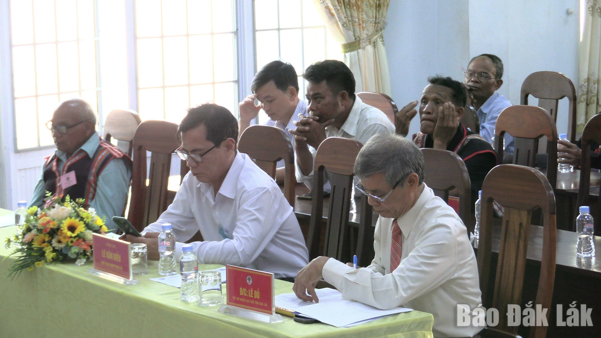 Các đại biểu nghiên cứu chương trình, mục tiêu của đại hội