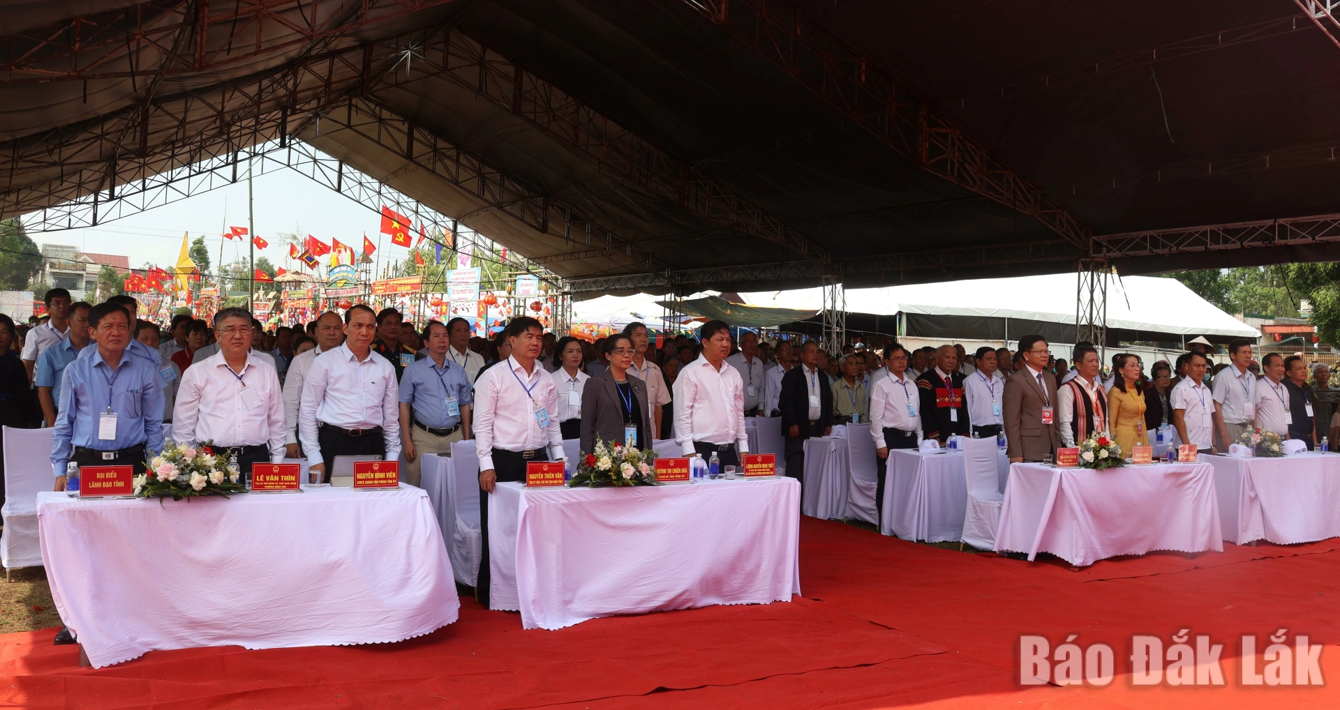 Các đại biểu tham dự buổi lễ.