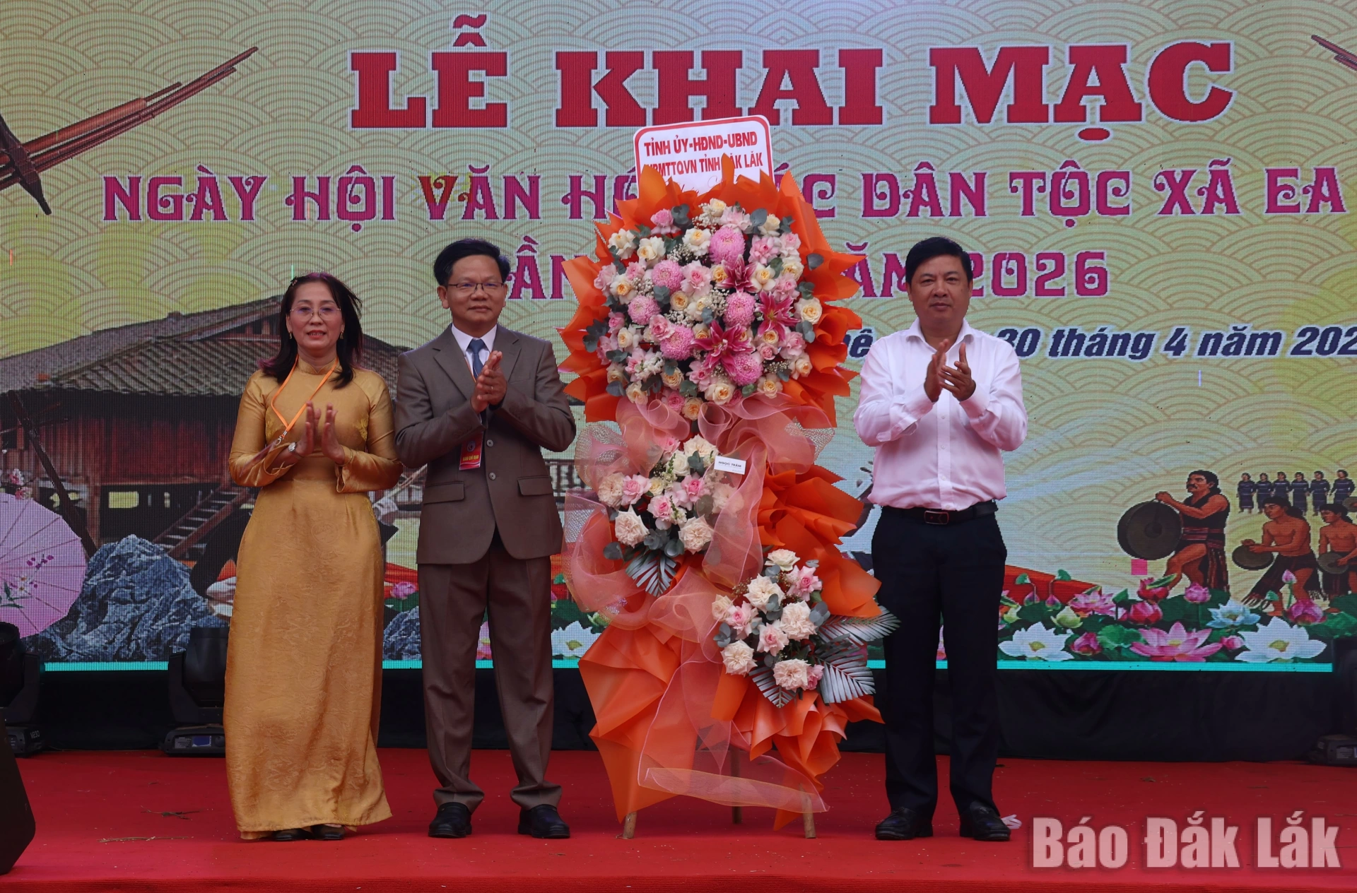Ủy viên Trung ương Đảng, Bí thư Tỉnh ủy, Trưởng Đoàn đại biểu Quốc hội tỉnh Lương Nguyễn Minh Triết tặng hoa chúc mừng nhân dân Ea Phê.