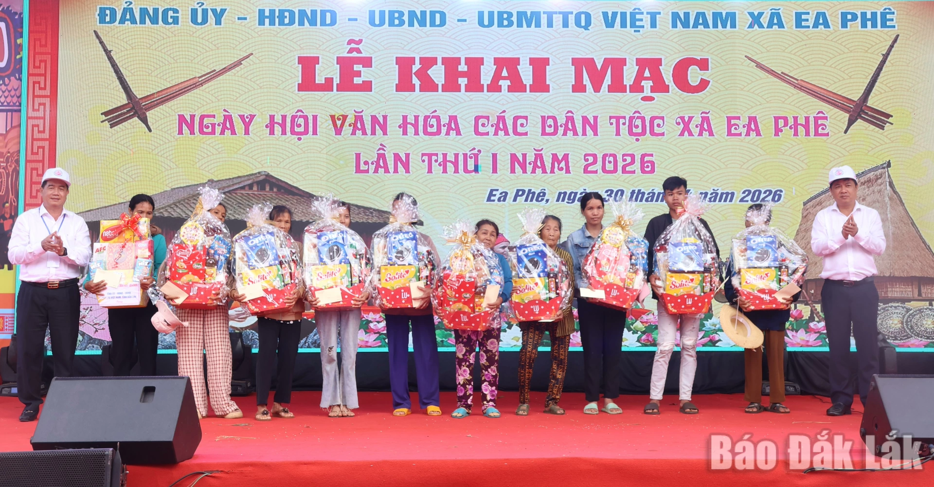 Ủy viên Trung ương Đảng, Bí thư Tỉnh ủy, Trưởng Đoàn đại biểu Quốc hội tỉnh Lương Nguyễn Minh Triết và Phó Chủ tịch UBND tỉnh Nguyễn Thiên Văn trao quà tặng bà con xã Ea Phê.