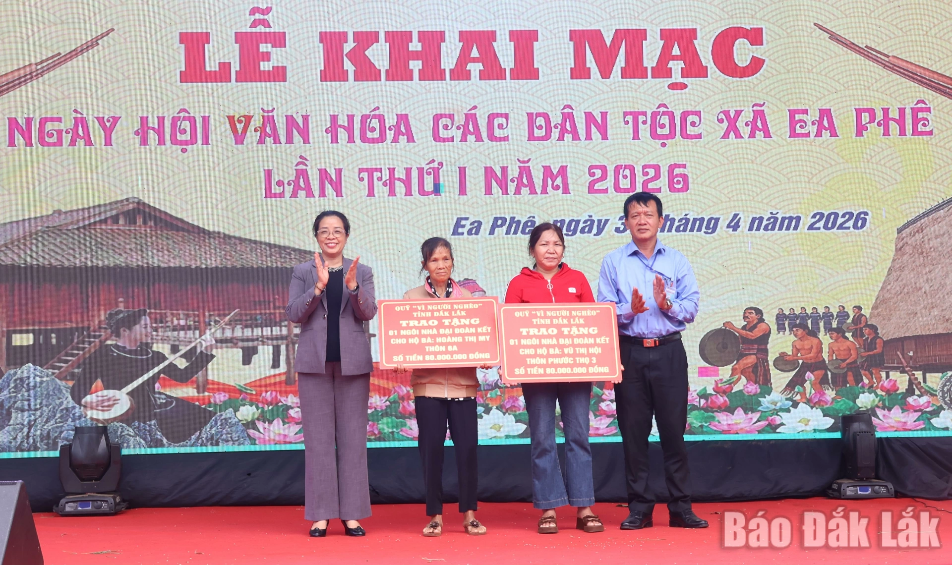 Phó Bí thư Tỉnh ủy Huỳnh Thị Chiến Hòa trao biển tượng trưng hỗ trợ xây dựng nhà đại đoàn kết cho hai hộ dân xã Ea Phê.