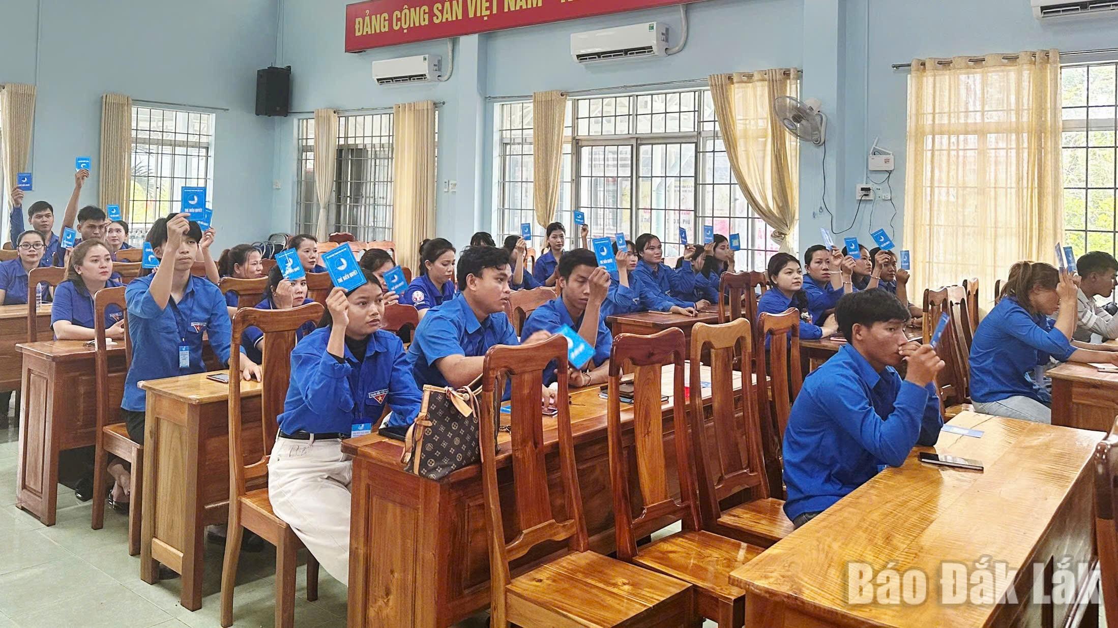 Các đại biểu biểu quyết thông qua Nghị quyết đại hội.