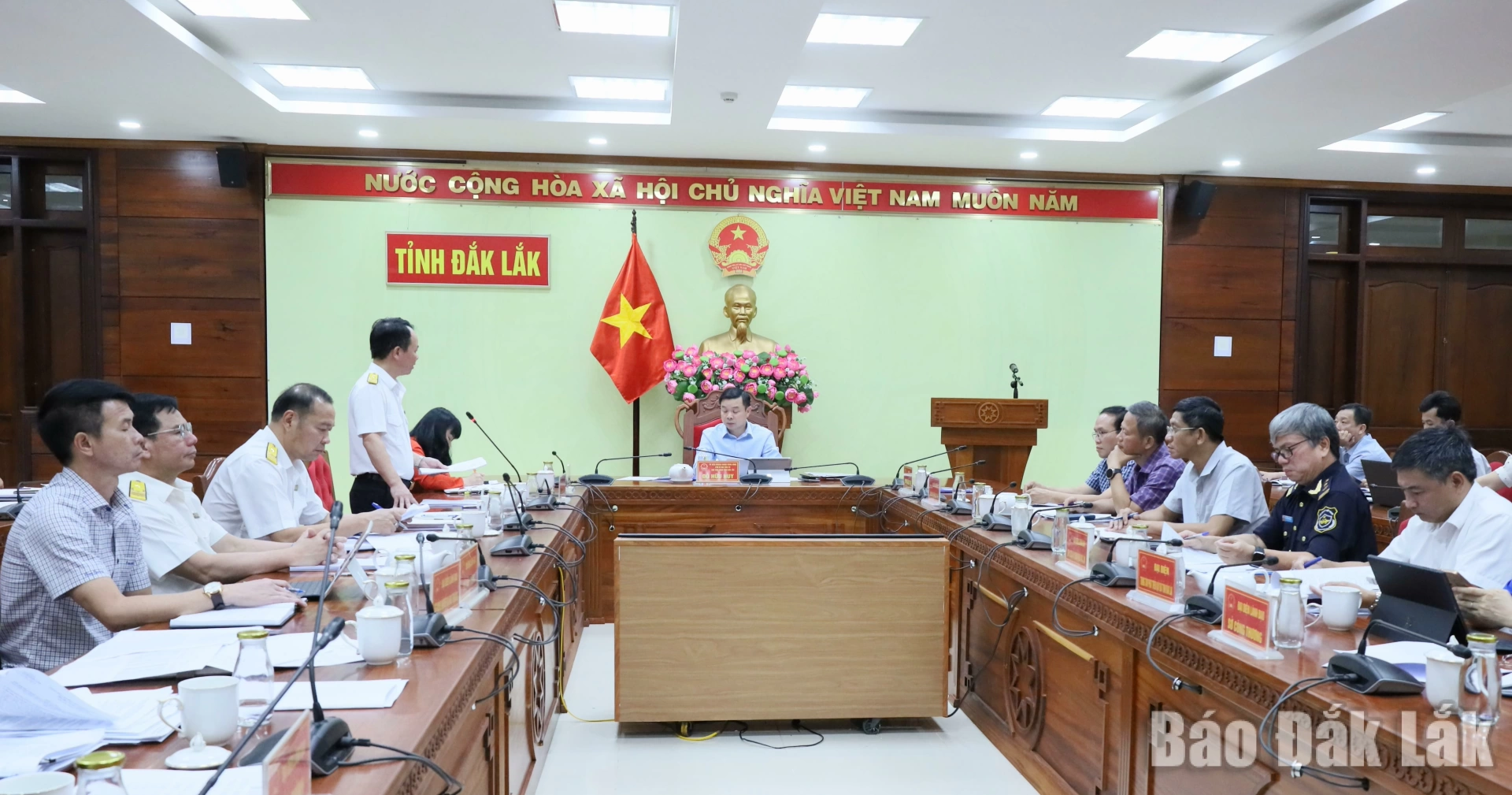 Các đại biểu nghe đai diện lãnh đạo Thuế tỉnh báo cáo tình hình