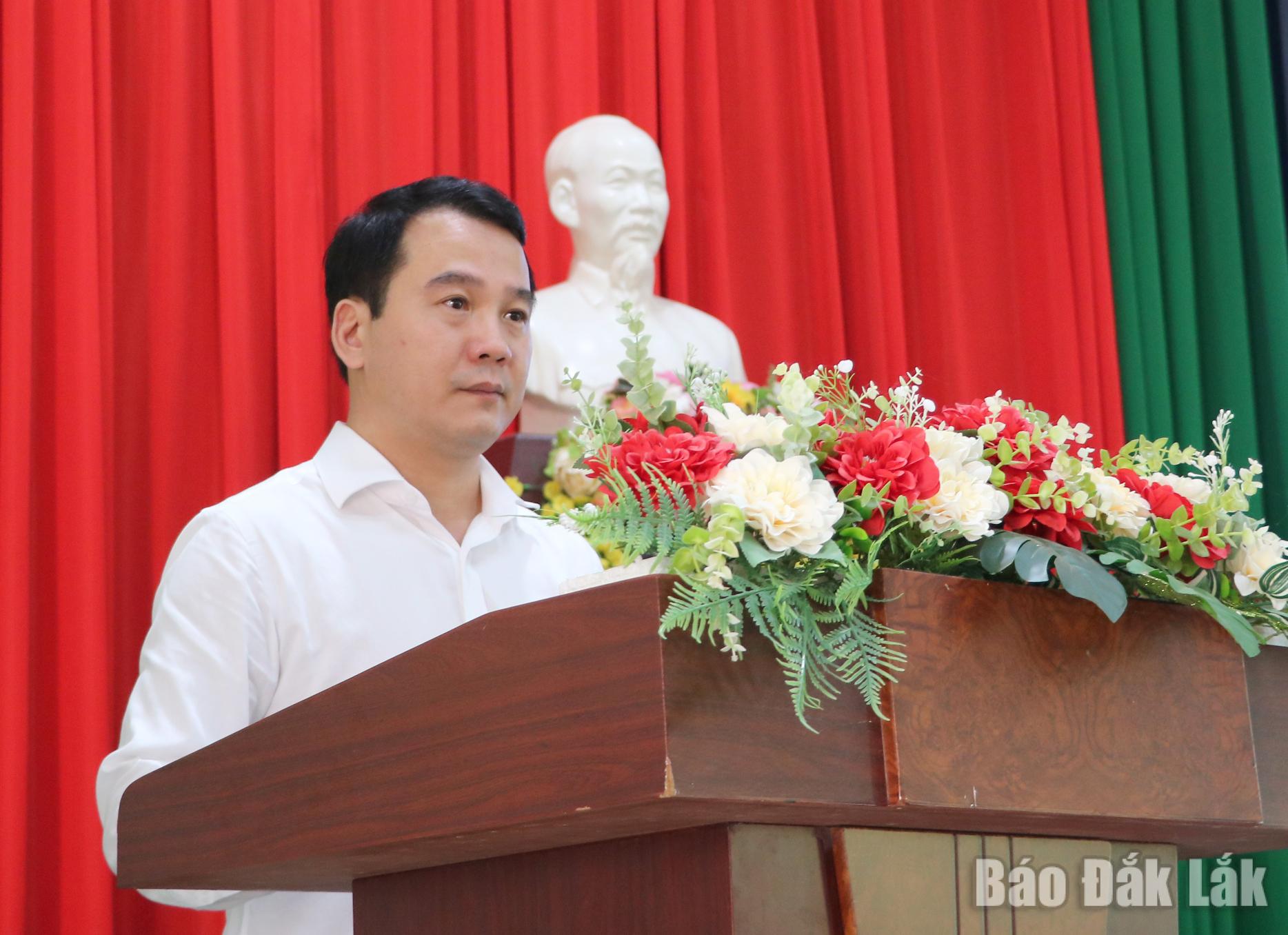 Phó Bí thư Thường trực Đảng ủy phường Buôn Ma Thuột Nguyễn Văn Bình truyền đạt chuyên đề tại lớp học.