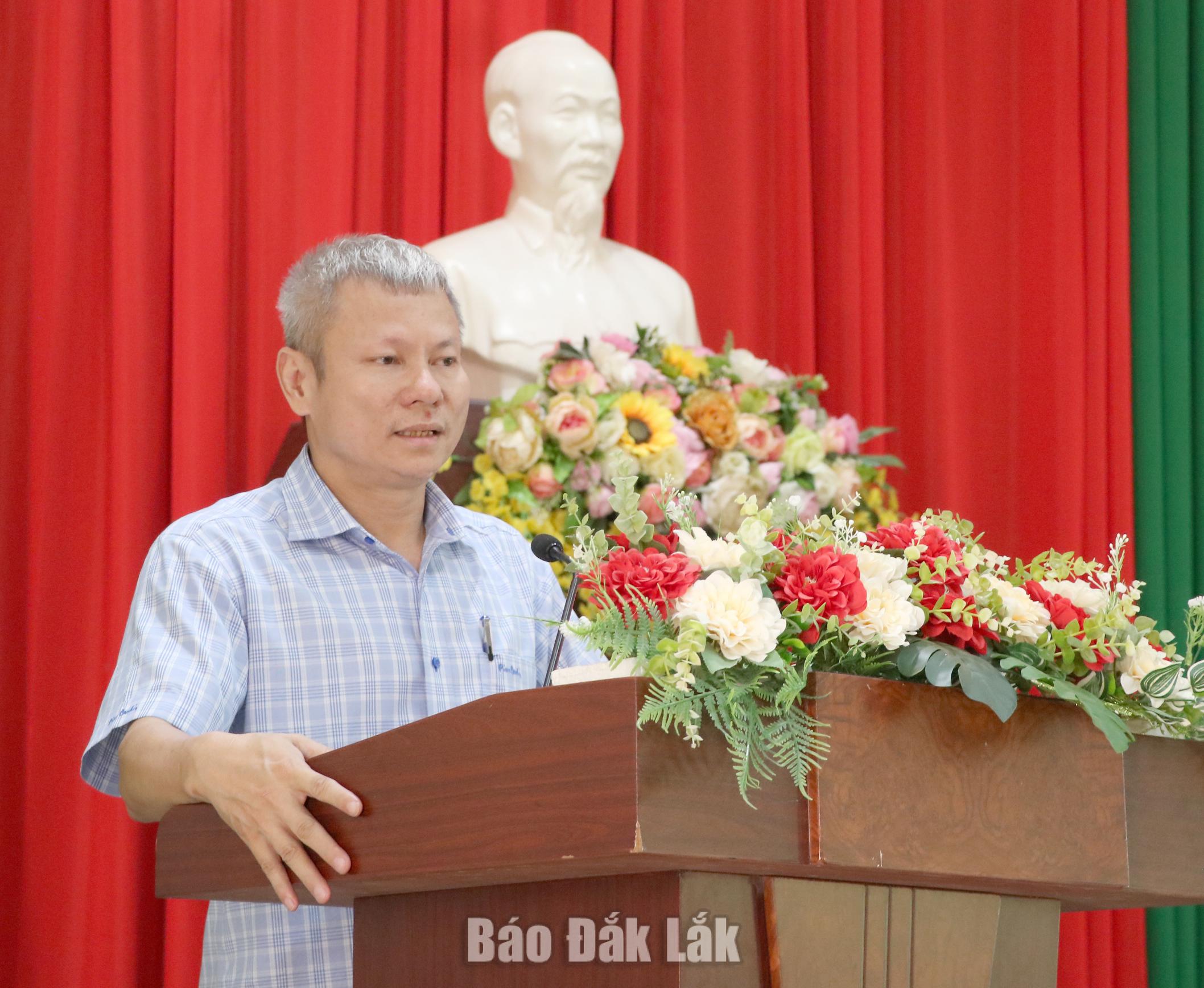 Đồng chí Nguyễn Trinh Đạt, Trưởng ban Xây dựng Đảng, Giám đốc Trung tâm Chính trị phường Buôn Ma Thuột phát biểu khai mạc lớp học.