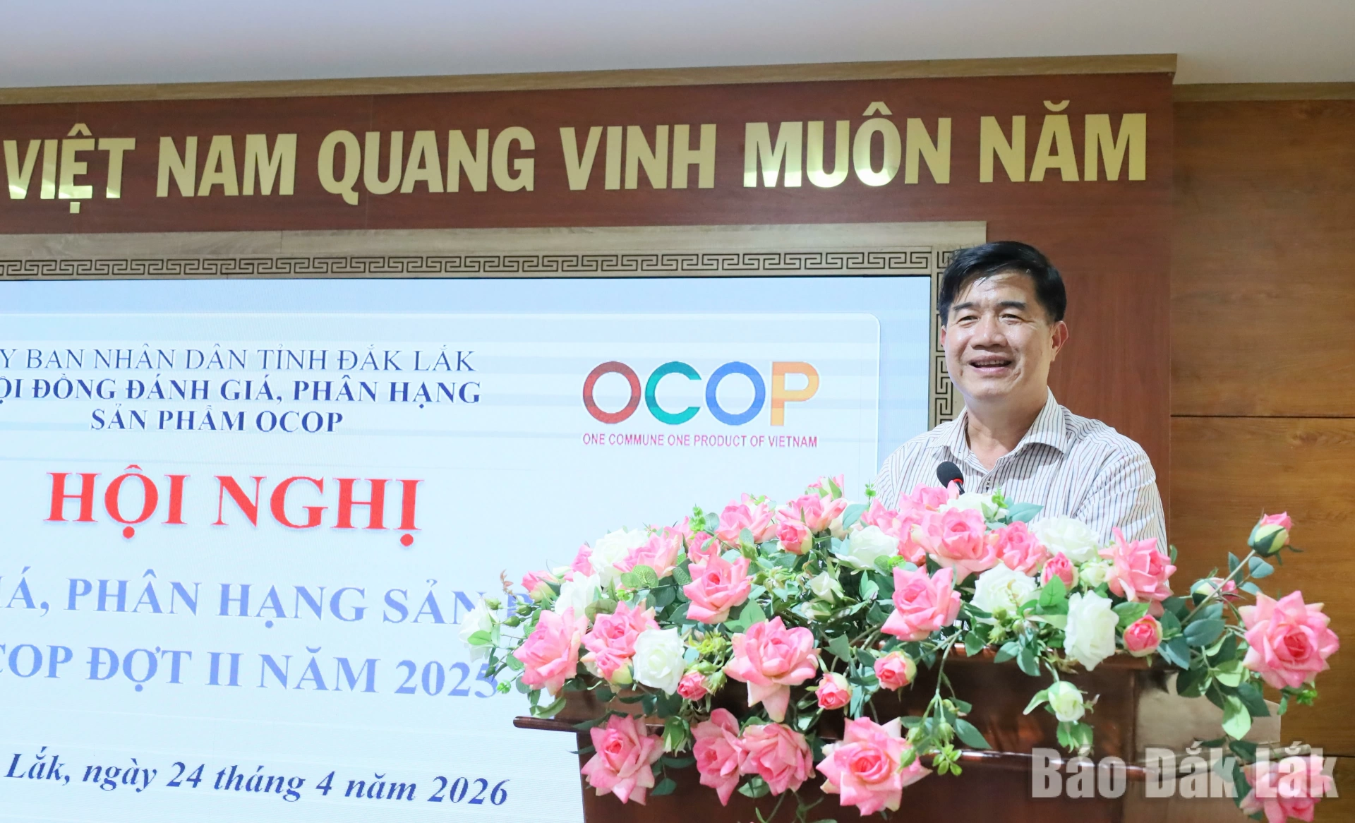 Phó Chủ tịch UBND tỉnh Nguyễn Thiên Văn phát biểu khai mạc hội nghị.