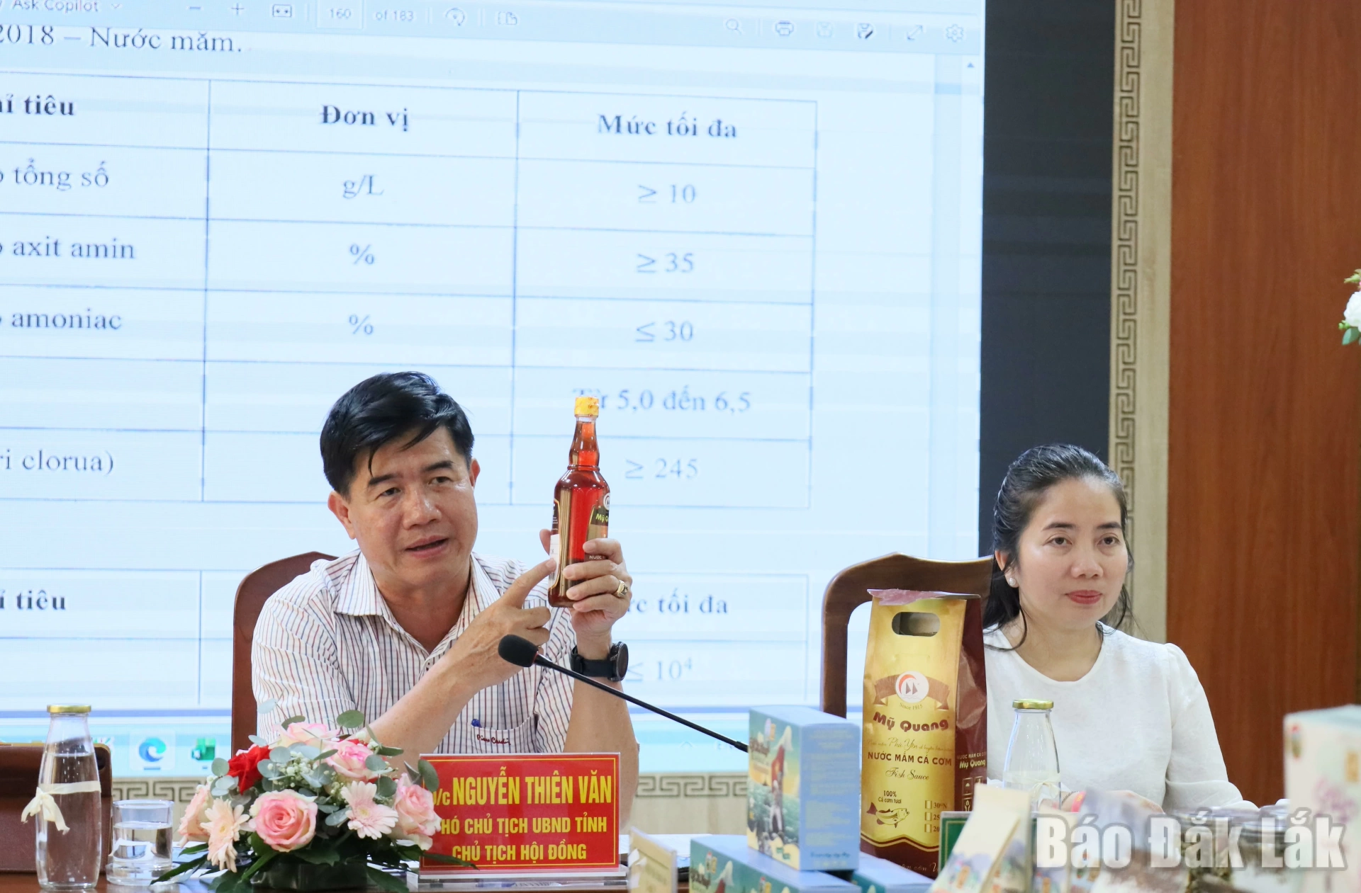 Phó Chủ tịch UBND tỉnh Nguyễn Thiên Văn trao đổi thông tin với chủ thể sản phẩm tại hội nghị đánh giá.