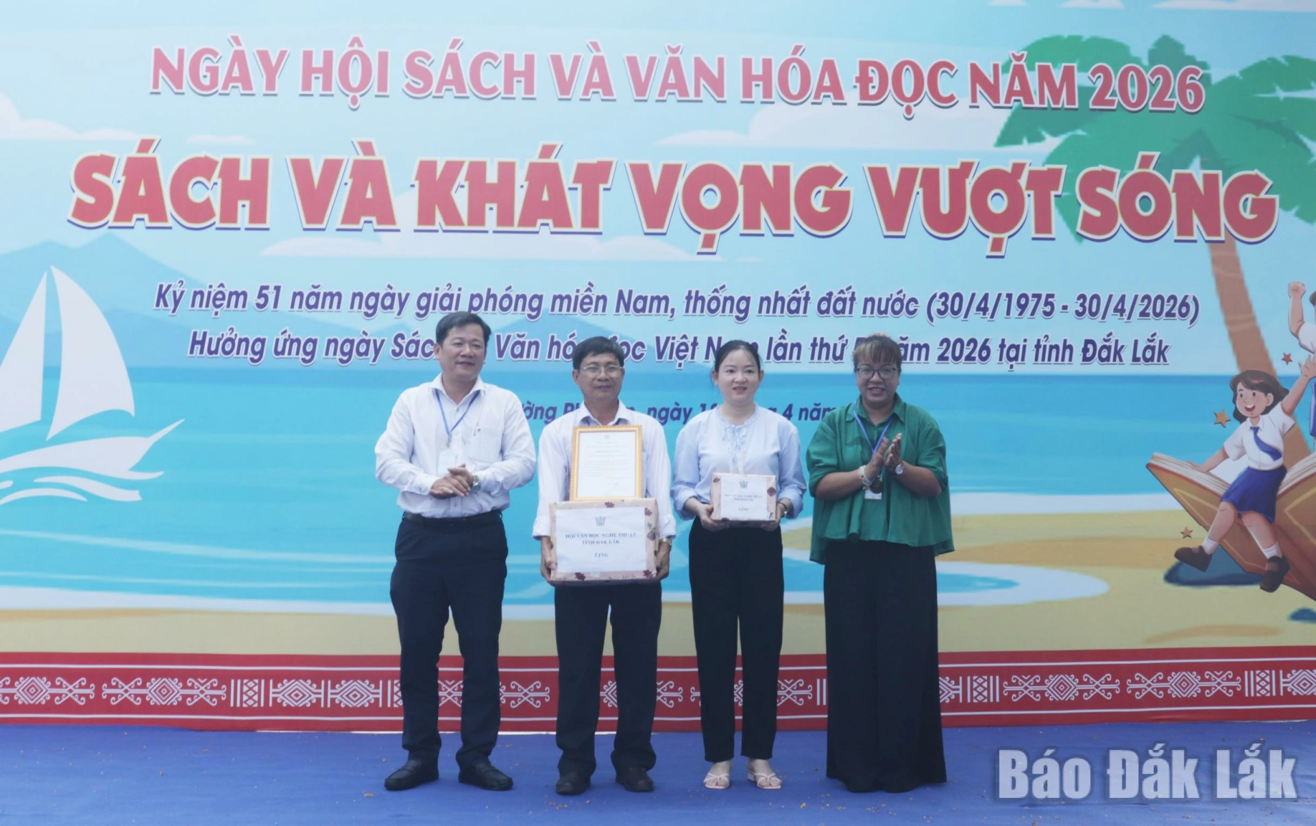 Ban tổ chức tặng sách cho Trường THCS Trần Hưng Đạo.