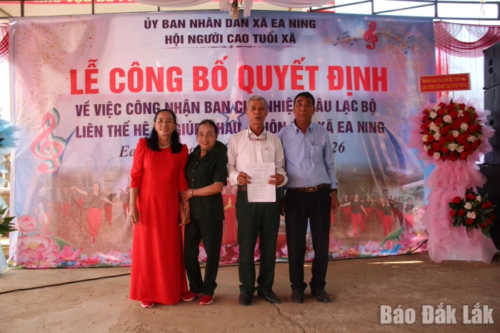 Công nhận ban chủ nhiệm câu lạc bộ (CLB) liên thế hệ tự giúp nhau đầu tiên ở xã Ea Ning